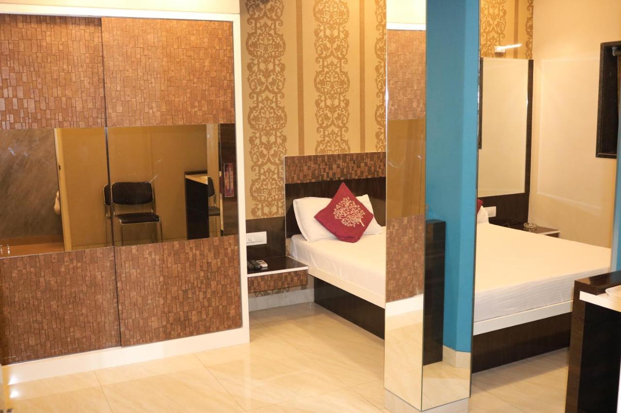 Hotel Modern Мумбай Екстериор снимка
